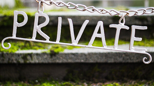 Schild mit Schrift "private"