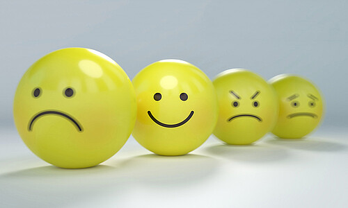 Fröhliche und traurige Smileys