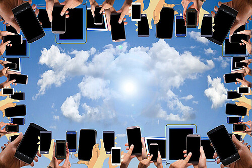 Smartphones am Bildrand, in der Mitte Himmel mit Wolken