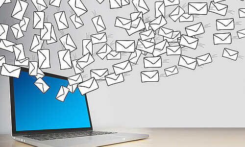 Briefe fliegen in einen Laptop