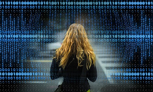 Frau von Rückseite, Code im Hintergrund