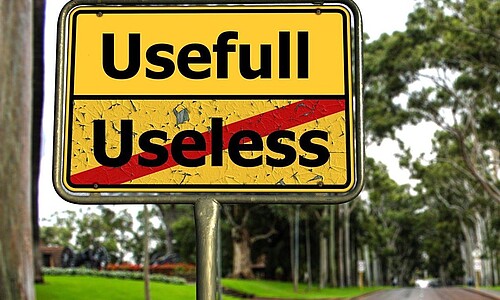 Ortsschild: Usefull, Useless durchgestrichen