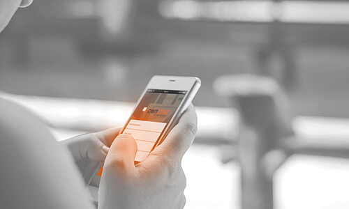 Person mit Handy in der Hand, ownchat ist geöffnet