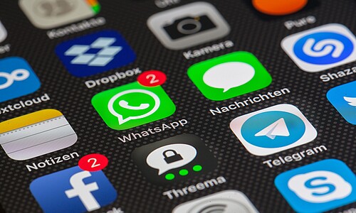 Handybildschirm mit verschiedenen Messengern
