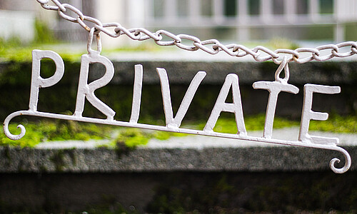Schild mit Schrift "private"